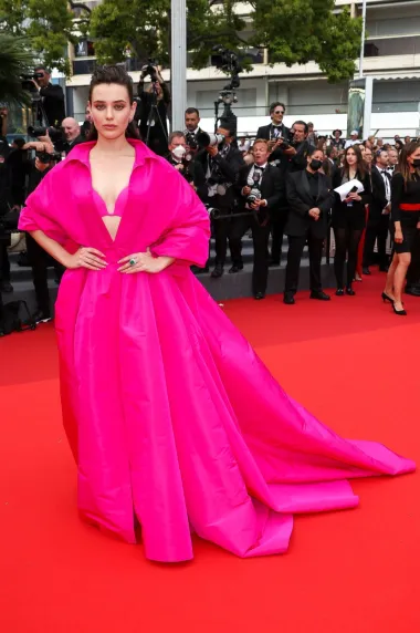 Glumica Katherine Langford u Cannesu je zablistala u ružičastoj  Valentino kreaciji s dubokim dekolteom, koju je uparila zelenim prstenom i jednostavnim make up lookom. Odlučila se za fuksija boju koja je definitivno hit ovog proljeća i ljeta. 