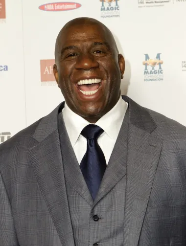 Nekoć velika zvijezda NBA-a, a danas umirovljeni košarkaš Magic Johnson jedan je od celebova za koje se zna da boluju od HIV-a, odnosno AIDS-a. Magic tako živi s ovom opakom bolešću već više od 25 godina, a u tom je periodu dokazao kako se čak i s tom dijagnozom od koje mnogi strahuju može uspješno i sretno živjeti. Pokrenuo je i &quot;Magic Johnson Foundation&quot;, zakladu koja je posvećena razbijanju predrasuda prema onima oboljelima od HIV-a, a istovremeno se bavi i nabavkom lijekova za osobe s tom bolešću. 