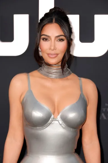 Svijet odavno zna da se najpoznatija reality zvijezda i starleta svijeta, Kim Kardashian, bori s psorijazom. Psorijaza je autoimuna, kožna bolest koja se manifestira svrbežom, plikovima i ljuštenjem kože. Inače, Kim nije jedina u svojoj obitelji koja boluje od psorijaze, jer je njezinoj majci Kris ista dijagnoza izrečena kada je imala 30 godina. Naravno, stanje se pogorša kada je osoba izložena stresu, a Kim je javno rekla kako je bila šokirana kada je čula presudu liječnika o svom zdravstvenom stanju. Trenutno se Kim podvrgava čestim laserskim tretmanima koji joj pomažu kožu održati u normalnom i lijepom, što je za njezin posao ključno. 