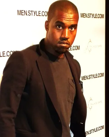Kanye West je danas definitivno jedna od najkontroverznijih figura svijeta show businessa. Ovaj horoskopski Blizanac iznimno je poduzetan i posoban, ali i spreman šokirati javnost svojim stavovima. Od toga da je bio opsjednut Kim Kardashian godinama te ju je u konačnici i oženio (ali se i razveo), pa sve do toga da želi postati američkim predsjednikom - Kanye svojim postupcima i izjavama nerijetko šokira, no to mu samo pomaže pri održavanju popularnosti. Danas mega uspješni glazbenik, producent i dizajner, Kanye se smatra ikonom američke popularne kulture 21. stoljeća, a unatoč tome što mnogi misle kako se malo &apos;izgubio&apos; na svom putu te više ne zna najbolje prosuditi što je najbolje za njegov imidž, činjenica je da bogatstvo ovog 45-godišnjaka nikada nije bilo veće. Naime, procijenjuje se na čak 2 milijarde dolara!