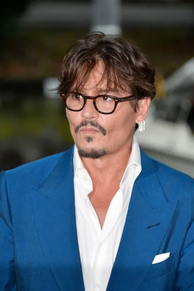 Definitivno klasični pripadnik horoskopskog znaka Blizanca je i Johnny Depp, glumac koji se relativno nedavno nalazio pod velikim pritiskom zbog suđenja s bivšom suprugom Amber Heard. Iz teškog suđenja koje je trajalo mjesecima izašao je kao pobjednik, a nedavno se vratio i filmu. Na ovogodišnjem festivalu u Cannesu predstavio je svoj novi film za koji ga je publika nagradila pljeskom od čak 7 minuta. O njemu nema neutralnog mišljenja, a on sam je prava enigma. Uvijek jako karizmatičan, ali i neobičan i ekscentričan, zabavlja i zbunjuje javnost istovremeno. 