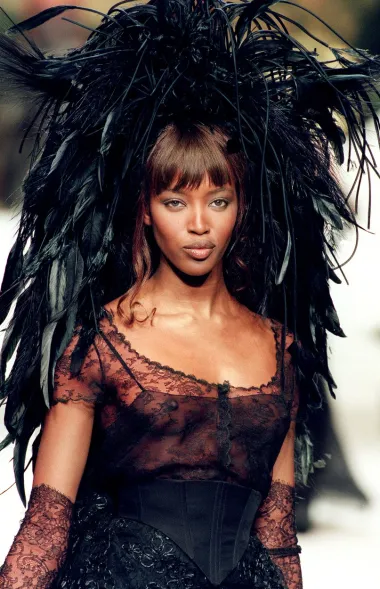 Britanska &apos;Crna pantera&apos;, 53-godišnja Naomi Campbell, definitivno je legenda modne industrije. Prva crnkinja na naslovnici Voguea, kao i prva crnkinja koja je stekla titulu supermodela svijeta, Naomi je revolucionarizirala modnu industriju i otvorila vrata mnogim drugim ženama njezine boje kože da se probiju u svijet high end mode. Prekrasna, ali i problematična, Naomi je od početka svoje karijere kada joj je bilo samo 15 godina bila opisivana kao velika diva. Sudilo joj se zbog napada na asistentice, gađanja ljudi telefonima, a često se pričalo i o njezinim psihičkim bolestima te aroganciji. Kako god bilo, ne može se poreći da je Naomi legenda, kao i jedna od najljepših žena koja je ikada kročila modnim pistama. Postala je majka u 51. godini života te je time ponovno podigla puno prašine. 