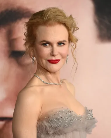 Jedna od najvećih glumica današnjice svakako je i prekrasna Australka Nicole Kidman. Ova oskarovka na sceni je od ranih 1990-ih, a od tada do danas ne prestaje nas osvajati svojim glumačkim umijećem. Iako je znatno manje problematična i sklona skandalima no mnoge druge celebrity face s ove naše liste, jednostavno se morala naći na popisu slavnih Blizanaca koji fasciniraju svijet. Uvijek misteriozna, decentna i profinjena, mnogi ju opisuju kao Grace Kelly modernog doba, a s obzirom na stil koji fura i mi bismo se složile s tim opisom. Nicole je danas sretno udana žena i majka, kao i glumica koja nas svake godine oduševi barem jednom novom hit ulogom. Ipak, često se govori o njezinoj opsednutosti plastičnim operacijama koje su joj, prema mišljenju mnogih, trajno uništile lice. 