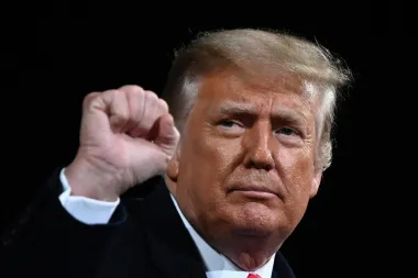 Bivši američki predsjednik, aktualni popularni političar u SAD-u, poduzetnik i vlasnik carstva nekretnina Donald Trump svakako je neobičan, ekscentričan horoskopski Blizanac. Uvijek spreman na nove izazove i podvige, Donald je više puta u svojoj dugoj karijeri bio meta zlih jezika i komentara, a ipak se tijekom dugih desetljeća uspio zadržati na samom vrhu najbogatijih i najutjecanijih ljudi SAD-a. Ženio se i razvodio puno puta, ima 5 djece, a nekoliko puta je bio i bankrotirao - te se ponovno osovio na noge još jači i moćniji no prije. Što god da mislili o njegovoj konzervativnoj politici, problematičnim stavovima i seks skandalima, sigurno je da Trump ima karizmu koja neke ljude uvijek iznova uspije osvojiti. 