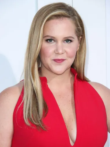 Jedna od najslavnijih komičarki svijeta danas je svakako Amy Schumer, voditeljica, spisateljica i glumica koja nas svojim britkim humorom uvijek nasmije, ali i pomalo šokira. Amy ima vojsku fanova koji obožavaju njezin oštar stil humora, iskrenost i želju da u svakoj situaciji bude realna, dok su drugi pak zgroženi njezinom potrebom dijeljenja duboke intime s javnošću. Naime, Amy je poznata po tome kako na društvenim mrežama često dijeli realne slike svog tijela, nakon porođaja recimo, kao i da otkriva kako izgleda stvarnost iza fasade glamura Hollywooda. Mnogi joj zamjeraju raspršivanje iluzije o zvijezdama kao o &apos;posebnim&apos; ljudima, no nju za zlobne komentare uopće nije briga. Danas je jedna od najplaćenijih dama Hollywooda, sretna majka i udana žena te svakim danom sve više i više stvara karijeru vrijednu divljenja. 