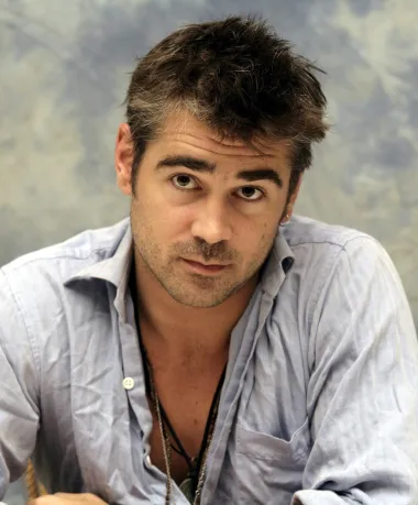 Po mnogima najzgodniji slavni irski glumac, Colin Farrell, već desetljećima slovi za zločestog dečka Hollywooda. Neobično lijepo lice, umiljat pogled i gard &apos;bad boyja&apos; donijeli su mu milijune obožavateljica, a iako je Colinu danas već 46 godina, on ni najmanje nije izgubio na svom šarmu. I dalje fura isti boemski stil, ima dvoje djece te se nikada nije uspio skrasiti s jednom ženom. Upravo suprotno, vječito je bio veliki avanturist i ljubitelj nježnijeg spola, pa tako znamo da je imao niz romansi i sa slavnim damama i s prostitutkama. U javnost je tako jednom isplivala čak i porno snimka s njim u &apos;glavnoj ulozi&apos;, no nikakvi skandali nisu uspjeli poljuljati uspjeh ovog šarmera. 