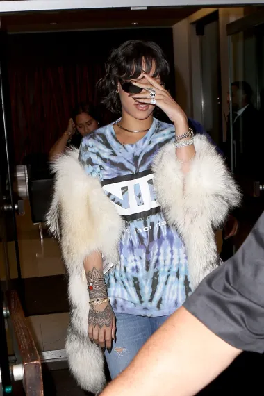 Rihanna je baš poput mnogih drugih slavnih dana, gotovo uvijek dotjerana. Pa i kad ide kod zubara. A njoj je etiketa provirila baš kada je išla kod zubara, što je, složit ćeš se sasvim razumljivo. Nitko ne voli zubare.  Etiketa s barkodom  iliti po hrvatskom - crtičnim kodom, izvirivala joj je iz bundice.
