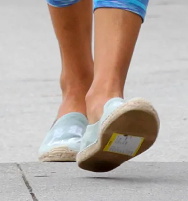 Supermodelu Alessandri Ambrosio ne smeta golema etiketa na potplatu špagerica. Ili je nije ni vidjela, iako nam je to teško za povjerovati jer je etiketa golema. Sviđa nam se njezin opušten stav prema životu. 