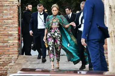 I šećer za kraj. Diva s krunom na glavi, u Dolce Gabbana plaštu, za vrijeme filmskog festivala u Veneciji. Moramo reći, ova je etiketa vidjela svijeta!
