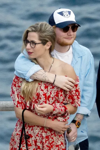 Kako je Ed Sheeran jedan od najpopularnijih pop glazbenika današnjice znamo odavno, a isto tako znamo i da voli štititi svoju intimu. Dok je u prošlosti nerijekto bio viđen s bivšim djevojakama, kada se zaljubio u svoju srednjoškolsku prijateljicu Cherry Seaborn i s njom završio u vezi sve se promijenilo. Počeo je sklanjati intimu i privatan život od paparazza, a za sada mu to ide toliko uspješno da je javnost iznenadio s čak tri sretne vijesti u posljednje 4 godine - od toga da se vjenčao s Cherry na Božić, pa sve do toga da je dobio i dvije kćerkice. Naime, Cherry i Ed vjenčali su se 2019. godine na svadbi na kojoj su bili posve sami s matičarem. Nakon vjenčanja su jeli curry, a tek su tjednima kasnije podijelili s prijateljima i obitelji da su stupili u brak. 
