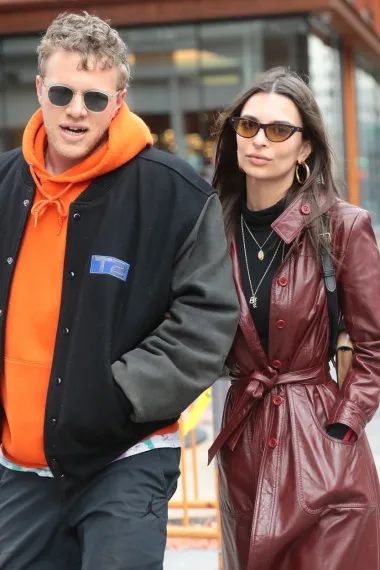 &apos;IT&apos; par današnjeg show businessa, Emily Ratajkowski i Sebastian Bear-McClard, vjenčali su se 2018. godine u gradskoj vijećnici New Yorka pred manje od 10 prijatelja i članova obitelji. Javnosti su dali do znanja da su uplovili u bračnu luku objavom fotki s vjenčanja, a na kojima se vidi kako Emily nosi odijelo od 200 dolara iz Zare, dok je Sebastian na sebi pak imao samo minimalističku košulju. Jednostavnije od toga ne ide. 