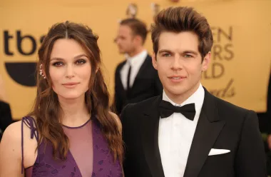 Čak i na početku karijere, kada nije bi razmišljala o udaji, britanska glumica Keira Knightley rekla je kako ne želi nikada imati veliku i velebnu svadbu. Ostala je svakako vjerna sebi, jer se u konačnici udala na svadbi sa samo 11 gostiju. Izrekla je sudbonosno „da“ glazbeniku Jamesu Rightonu u gradskoj vijećnici malenog gradića Mazana na jugu Francuske 2013. godine, a par danas ima dvoje djece. Nakon same ceremonije, par je upriličio i malenu vrtnu zabavu za oko 40 uzvanika. 
