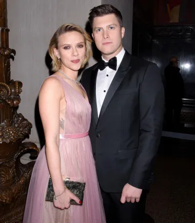 Scarlett Johansson je jedna od najbolje plaćenih glumica Hollywooda, a osim po velikom glumačkom talentu i svojim prepoznatljivim oblinama, znana je i po svojim brakovima. Naime, udavala se tri puta, a čini se kako je s trećim ulaskom u bračnu luku napokon pronašla sreću. Izabranik njezina srca je Colin Jost, komičar i TV voditelj, koji je lijepu Scarlett oženio 2020. godine. Par sada ima zajedno i jedno dijete, a njihova je malena, privatna svadba bila posebna i po tome što je imala humanitarni karakter. Naime, vijest o njihovu vjenčanju objavila je udruga &quot;Meals on Wheels America&quot;, a koja brine za potrebite starije građane SAD-a. Svi uzvanici ovog vjenčanja tako su svoje novčane poklone paru zapravo donirali udruzi i time učinili mnogo dobra. 