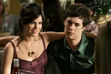 Rachel Bilson i Adam Brody upoznali su se, a i proslavili na setu teen serije &quot;The O.C.&quot;, a odmah su planule iskrice među njima. Dok su tako glumili zaljubljeni par na TV-u, završili su jedno drugome u naručju i u privatnom životu. U vezi su bili od 2003. do 2006., a nakon prekida su morali još godinu dana glumiti par u seriji. Iako su oboje priznali da im je isprva to bilo vrlo neugodno i neprirodno, na kraju su spoznali da mogu biti odlični prijateji te su tako profesionalno odradili sva snimanja do kraja emitiranja serije.