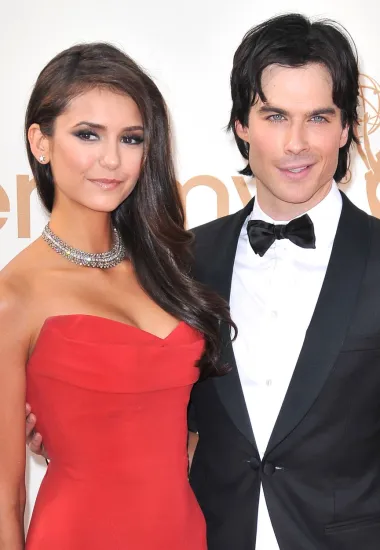 Nina Dobrev i Ian Somerhalder proslavili su se kao vampirski par u &quot;The Vampire Diaries&quot;, a publika ih je obožavala i na malim ekranima i u stvarnosti. Na žalost mnogih, prekinuli su svoju ljubavnu vezu nakon 3 godine, 2013. godine. Ipak, nastavili su snimati zajedno sve do 2015., kada je nakon šeste sezona Nina napustila seriju, ali su se opet i spojili kada su je scenaristi vratili u osmoj sezoni. U međuvremenu su unatoč prekidu postali jako dobri prijatelji, a danas je Nina čak i dobra prijateljica Ianove supruge Nikki Reed.