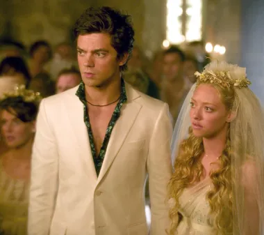 Amanda Seyfried i Dominic Cooper upoznali su se na setu mjuzikla &quot;Mamma Mia!&quot;, a u kojem su glumili zaručnike koji se vjenčaju na idiličnom grčkom otočiću. Njihova se ljubav s filmskog platna prenijela i u stvarni život, pa su bili u vezi od 2007. do 2011. godine, no na kraju su ipak zbog nemogućnosti normalnog viđanja i pretrpanih rasporeda prekinuli svoju vezu. No, kada je trebalo snimati nastavak &quot;Mamma Mia! Here We Go Again&quot; 2018. godine, nisu imali nikakvih problema sa svojom ljubavnom prošlošću te su spremno prihvatili projekt pa smo ih opet gledali kao zaljubljeni par na filmu. 