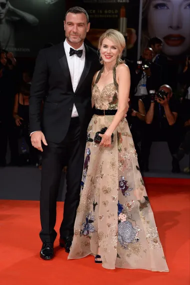 Naomi Watts i Liev Schreiber bili su u braku 11 godina, a zatim su se razveli 2016. godine. Zajedno su dobili i kćer i sina, a činili su se kao oličenje sretnog holivudskog para sve dok im se odnos nije finalno raspao 2016., taman godinu dana prije snimanja ljubavne drame &quot;Chuck&quot; u kojoj su glumili supružnike. Iako su se tako razveli, i dalje su nastavili snimati zajedno te su danas uzoran primjer bivših supružnika koji odlično funkcioniraju zajedno - čak i nakon prekida. 