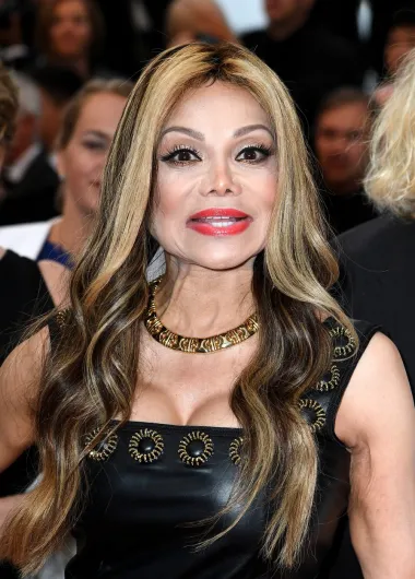 La Toya Jackson, sestra kralja popa Michaela Jacksona, nažalost se može pohvaliti s time kako sa svojim pokojnim bratom dijeli apsolutnu ljubav prema plastičnim operacijama - koja ju je koštala ljepote. Naime, rođena 1956. godine, La Toya je na glazbenoj sceni prisutna još od rane djevojačke dobi, a proslavila se prvo kroz glazbene veze svoje obitelji, a kasnije je izgradila i vrlo uspješnu solo karijeru. Iako je oduvijek bila tamnoputa slatkica, s proslaskom godina La Toyja se, umjesto za prirodan look, odlučila za onaj plastični. Pobijelila je kožu, nebrojeno puta se operirala te u konačnici u potpunosti deformirala vlastito lice, a danas mnoge podsjeća na pomalo zastrašujuću voštanu lutku. 