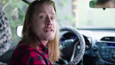 Macaulay Culkin je bio apsolutna senzacija kao klinac. Proslavio se u kultnom božićnom filmu &quot;Sam u kući&quot;, a nakon tog uspjeha počeo je u dječjoj dobi redati hit za hitom. No, kako to često biva, i ovaj je glumac osjetio teret slave u danima mladenaštva pa se u kasnoj teen dobi odao porocima i raskalašenom načinu života. Kada je izgubio izgled slatkog dječaka, njegova se karijera sunovratila i gotovo posve izblijedjela, a danas kada Macaulay ima 41. godinu, stvarno ne možemo reći kako je dobro ostario. Srećom, većinom ga i dalje pamtimo kao slatkog dečkića, a ne propalog holivudskog glumca zapuštenog izgleda. 