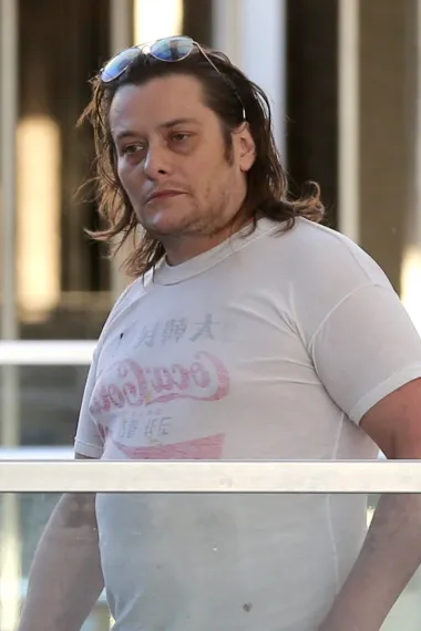 Edward Furlong još je jedna dječja zvijezda na našoj listi, a koja je vrhunac uspjeha doživjela do svoje 15. godine života. Naime, Edward je bio glumačka senzacija zbog svojih uloga u filmovima &quot;Terminator 2: Sudnji Dan&quot;, &quot;Generacija X&quot; i &quot;Groblje kućnih ljubimaca&quot;, a svi su mu predviđali blistavu karijeru. No, to se nije dogodilo. U kasnoj teen dobi Edward se počeo drogirati i opijati, a započeo je i vezu s 13 godina starijom producenticom koja ga je optužila za fizičko zlostavljanje. Iako su optužbe odbačene, Edward se nastavio sukobljavati sa zakonom, a uhvaćen je i u pijanoj vožnji. Završio je u tri navrata u rehabilitacijskim centrima, a karijera mu se nikada nije oporavila. 