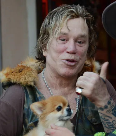 Mickey Rourke je nekoć bio jedan od najseksi frajera Hollywooda. Podsjetimo se, erotska drama &quot;Devet i pol tjedana&quot; lansirala ga je u zvjezdanu orbitu, a iako je tek kasnije osvojio Oscara za svoju glumu, dugo vremena bio je primarno znan kao zanosni muškarac velike karizme. Nažalost, 1990-ih se počeo baviti boksom i hrvanjem, a zbog tog sporta i natjecanja na kojima je sudjelovao je puno puta slomio nos i čeljust. Kako bi povratio svoj izgled iz mladosti, podvrgnuo se cijelom nizu estetskih zahvata, a u konačnici je dobio izgled nimalo sličan onome koji je želio. Danas ga mnogi smatraju holivudskim ruglom, a ima 69 godina te sam priznaje kako žali za time što je toliko korigirao izgled svog lica. 