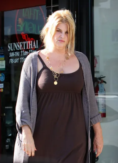 Kirstie Alley danas ima 71 godinu, a oduvijek se borila sa svojim izgledom. Iako je kao mlada glumica bila zgodna i vrlo tražena i na filmskom platnu i na setovima TV serija, dugo je već poznato kako se od najranijih dana svoje karijere borila s viškom kilograma i samopouzdanjem. Nekoliko je puta Kirstie tako gubila više od 40 kilograma odjednom, no onda bi ih opet sve vratila. Danas se odlučila pomiriti sa svojim izgledom te opušteno uživa u starosti, što je svakako pohvalno, no ne možemo reći da izgleda vitalno i mladenački kao neke druge holivudske dame njezinih godina. 