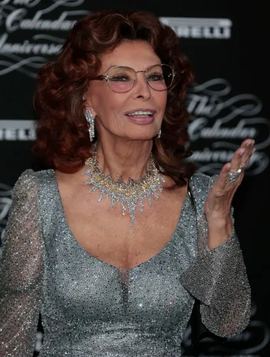 Iako mnogi smatraju kako kraljica talijanskih filmova, seks simbol Sophia Loren, izgleda odlično za svojih 87 godina, isto tako postoje i oni koji smatraju kako nije dostojanstveno ostarjela. Definitivno se nije operirala kao neke druge dame i frajeri s ove liste, ali već godinama izgleda nerealno zategnuto u licu. Njezina ljepota iz mladosti je pomalo izblijedjela, a u usporedbi s nekim drugim damama sličnog stila, poput recimo Jane Fonde, Sophia doista nije sjajno ostarjela.