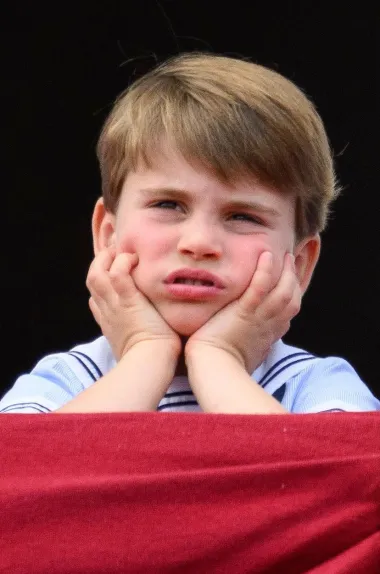 Pric Louis na balkonu Buckinghamske palače iščekuje prelet zrakoplovnih snaga