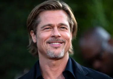 Iako već desetljećima slovi za jednog od najseksi muškaraca svijeta, Brad Pitt također je imao sićušnu estetsku korekciju svog izgleda. Naime, u mladosti je karijeru započeo s pomalo klempavim ušima, pa su mu njegovi agenti i menadžeri savjetovali da operira i zategne uši te se riješi klempavog izgleda. Brad ih je poslušao još u 1990-ima te je tako sve svoje najslavnije uloge odradio apsolutno besprijekornog izgleda. Osim operacije ušiju, stručnjaci se slažu kako je ovaj neodoljivi frajer tijekom karijere pokleknuo i pred čarima filera i botoksa, a neki smatraju kako si je malo zategnuo i područje oko očiju. Ipak, za to nema službene potvrde. U svakom slučaju, Brad danas ima 58 godina i izgleda senzacionalno dobro, a mnogim je ženama najzgodniji upravo u ovoj zrelijoj dobi, pa bismo rekle da su mu te sitne operacije samo pomogle održavanju mladolikosti te da s njima nipošto nije pretjerao. 