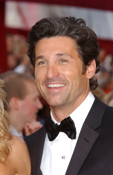 Patrick Dempsey je najzgodniji televizijski doktor svih vremena, a kojeg mnogi pamte iz TV serije &quot;Uvod u anatomiju&quot;. Zgodni plavooki frajer danas izgleda kao savršen muškarac, no jesi li znala da je i on svoje nesigurnosti po pitanju izgleda riješio rinoplastikom? Naime, na početku karijere Patrick je imao širok, pomalo krumpirast nost koji mu je posve mijenjao izgled. Zbog toga je neko vrijeme, na samom početku svoje karijere, stalno glumio štrebere i dobre dečke koje odbijaju zgodne cure, pa je odlučio takvom imidžu stati na kraj i popraviti izgled svog lica. Otišao je na rinoplastiku, suzio i izdefinirao svoj nos te postao najseksi muškarac svijeta prema izboru časopisa People 2014. godine.
