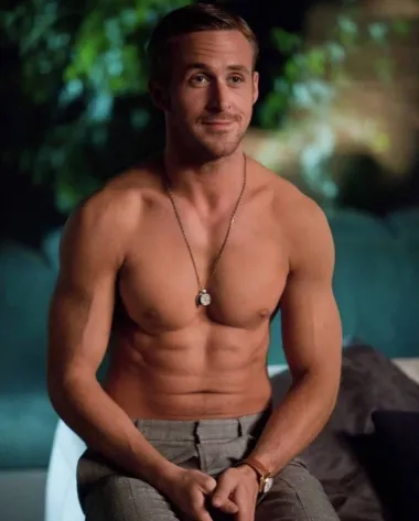 Ryan Gosling je još jedno ženama omiljeno holivudsko lice na ovoj listi, a iako se to na prvi pogled nikada ne bi reklo - i on je otišao na estetsku operaciju. Naime, Ryan je karijeru započeo još kao klinac u slavnom TV showu &quot;The Mickey Mouse Club&quot;, a tada je imao malo veći nos no što ima sada. Zapravo, dosta je dugo glumio s nosem koji je imao neravnu grbicu na lijevoj strani, pa ga tako s njom možemo vidjeti i u slavnoj ljubavnoj drami &quot;Bilježnica&quot;. Nakon što je stekao svjetsku slavu te postao seks simbol ere, Ryan je odlučio korigirati svoj izgled te je tako operacijom nosa maknuo svoju grbicu s lijeve nosnice i dobio savršeno pravilan grčki profil nosa. Danas Ryan ima 41 godinu te ga se već više od desetljeća smatra jednim od najzgodnijih frajera svijeta, a to nas s obzirom na ovakve fotke nimalo ne čudi. 