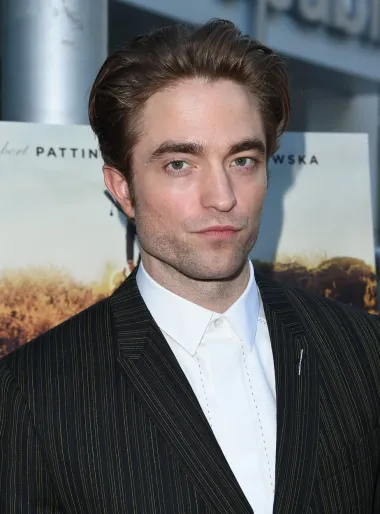 Robert Pattinson je na show business sceni prisutan već dugi niz godina, a prva zamijećena uloga bila mu je ona u četvrtom nastavku filmske sage o Harry Potteru, gdje je glumio tragično preminulog učenika Cedrica Diggoryja. Nakon te uloge, koja ga je u očima tinejdžerica svijeta prometnula u seks simbol, dobio je ulogu u &quot;Sumrak&quot; sagi kao vampir Edward Cullen. No, prije no što je mogao započeti snimanje te uloge koja mu je svakako promijenila život, Robert Pattinson je prema nalogu svojih menadžera morao otići na rinoplastiku i operirati svoj nos. Tako je prilagodio izgled vrha svog nosa te ga je malo suzio, a u konačnici je dobio svoj besprijekorni look po kojem je danas i poznat. Od tada je prošlo puno vremena, pa se mnogi ni ne sjećaju kako je Robert izgledao s nešto širim nosom. 