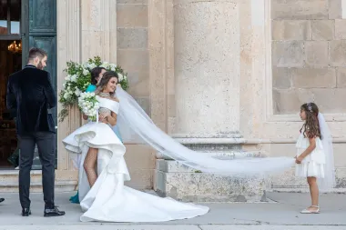 Prekrasna mladenka Adriana zasjala je u vjenčanici Matije Vujice i pokazala da voli njezin rad jer je i za građansko vjenčanje odabrala njezinu haljinu. 