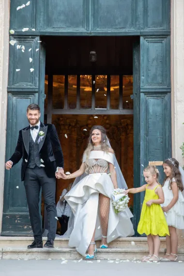 Vjenčanica je bila vrlo raskošna i sastavljena od nekoliko različitih elemenata. Gornji dio se posebno isticao zbog kristala i prozirne tkanine. Dok je donji dio haljine imao nekoliko slojeva asimetrično rezanih, a veliki prorez naglasio je njezin Adrianin seksepil. 