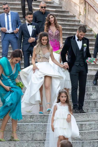 Nakon vjenčanja Adriana je skinula traku koja joj je pokrivala ramena i haljina je izgledala puno drugačije. Istaknuo se raskošan gornji dio haljine preko kojeg je  lijepa mladenka raspustila plavu kosu. 