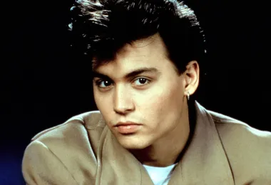 Johnny Depp od malih je nogu znao da želi biti na sceni. Naime, Johnny je rođen u Kentuckyju kao sin konobarice i inženjera, a od malih je nogu pokazivao svoju ekscentričnu stranu. Bio je veliki zaljubljenik u glazbu, a prvu mu je gitaru kupila majka kada je imao 12 godina. Od tada pa sve do početaka holivudske karijere nije prestajao nadati se da će postati velika glazbena zvijezda. Svirao je u lokalnim i školskim glazbenim sastavima, sam osnivao grupe, pisao pjesme i izdavao albume – ali bez puno komercijalnog uspjeha. Kako danas znamo da je vrijedan stotine milijuna dolara te da je definitivno obilježio cijelu jednu holivudsku epohu, teško nam je zamisliti Johnnyja kao nesigurnog klinca – no on je to bio. Zapravo, bio je toliko anksiozan i nesiguran da si je kao tinejdžer nerijetko poželio ozljediti te je tako izražavao svoje nezadovoljstvo samim sobom. Do dan danas nosi nekoliko ožiljaka iz tog doba, a sam kaže da su to podsjetnici na teške trenutke njegova životnog putovanja. Nakon napuštanja srednje škole zbog snova o glazbenoj karijeri, Johnny je zbog velikog honorara prihvatio ulogu u FOX-ovoj TV seriji „21 Jump Street“ koja se počela prikazivati 1987. Mlađahni Johnny postao je zvijezda preko noći, a sve se u njegovom životu drastično promijenilo. 