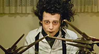 Pomnim odabirom projekata, Johnny se početkom 1990-ih polako počeo profilirati kao holivudska zvijezda. Prva njegova velika filmska uloga bila je ona u &quot;Edwardu Škarorukom“ redatelja Tima Burtona, koji mu je kasnije postao i najbolji prijatelj. Nakon uloge neobičnog mladića Edwarda koji umjesto ruku ima goleme škare, Johnny se etablirao kao velika filmska zvijezda te je krenuo nizati hit za hitom. Uslijedili su uspjesi poput &quot;Sanjive doline“, &quot;Don Juan DeMarco“ i &quot;Strah i prezir u Las Vegasu“, a kroz te je filmove ovaj glumački div pokazao kako može glumiti u različitim žanrovima, a ne samo u otkačenim hororcima kako bi bio dojmljiv. U to je doba ljubovao i s mnogim slavnim damama, među kojima je ljubavna veza s Winonom Ryder bila top holivudska tema. Kada je par prekinuo vezu nakon četiri godine veze 1993. godine, njihovi fanovi nisu mogli prežaliti gubitak IT para. Ipak, utješno je znati da su Johnny i Winona ostali prijatelji sve do danas, a oboje su kasnije našli ljubavnu sreću s drugim ljudima. 