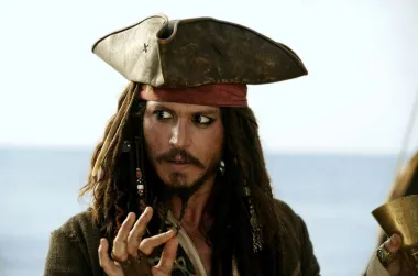 
Deppov status velike zvijezde zacementirao se golemim komercijalnim uspjehom filma „Pirati s Kariba: Prokletstvo Crnog bisera iz 2003.“ Prema anketi koju je provela tvrtka za prodaju kino ulaznica Fandango, Depp je bio jedan od glavnih razloga zašto je publika htjela vidjeti film. Redatelj filma Gore Verbinski je rekao kako lik pirata Jacka Sparrowa odražava Deppovu vlastitu osobnost, iako je Johnny rekao kako je svoj lik otkačenog kapetana gusara bazirao na looku i životu rockera i gitarista The Rolling Stonesa, Keitha Richardsa. Za tu je svoju ulogu Depp bio nominiran i za Oscara i to po prvi put. Samo godinu dana kasnije uslijedila je još jedna nominacija za Oscara, no zlatni kipić opet mu je promaknuo. Tog puta se radilo o ulozi Jamesa Matthewa Barrieja, a koji je napisao slavnu priču o Petru Panu, u filmu „San za životom J.M. Barrieja“. Depp se nakon toga pojavio kao Willy Wonka u dječjem filmu „Charlie i tvornica čokolade“ koji je postigao veliki uspjeh na kino blagajnama, a uslijedili su i nastavci franšize „Pirati s Kariba“ i druge suradnje s Timom Burtonom. Sve u svemu, na poslovnom je planu Johnnyju baš sve išlo od ruke – postao je seks simbol ere, golema holivudska zvijezda, a cijenila ga je i struka i publika. Što više glumac može poželjeti?