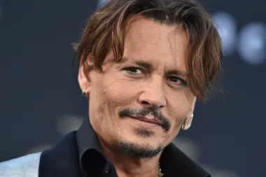 S obzirom da će Johnny ove godine tako proslaviti svoj 59. rođendan i ući u 60. godinu života, rekle bismo kako je konačno kucnuo čas da se primiri što se tiče privatnog života i uživa u sretnim vijestima u vezi oslobađanja od optužbi za zlostavljanje. Sada se ponovno može posvetiti svojoj djeci, karijeri i obnavljaju imidža, a mi mu želimo da se što prije osovi na noge i ponovno svijetu pokaže koliko je velika zvijezda. 