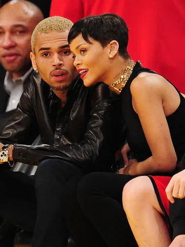 Chris Brown i Rihanna nekoć su bili &apos;kraljevski&apos; show business par. Oboje megauspješni glazbenici, zgodni i mladi, isprva su djelovali kao oličenje savršenih ljubavnika. Podsjetimo se, par se upoznao dok su još praktički bili tinejdžeri 2005. godine, a iako nisu odmah započeli vezu, svako malo su se susretali u glazbenim studijima, eventima i partyjima. Nakon tri godine poznanstva zaljubili su se 2008. godine te službeno započeli svoju vezu koja je stalno bila pod povećalom javnosti. Sve je jedno vrijeme djelovalo idilično dok se nije pročula vijest da je 2009. Chris fizički napao Rihannu – i zadao joj teže ozljede. Glazbenik je bio uhićen, a Rihannine fotografije natečenog i isprebijanog lica obišle su svijet. Očekivano, par je prekinuo, a cijela stvar završila je na sudu gdje je Chrisu određena petogodišnja uvjetna kazna, kao i rad za opće dobro i obvezno polaženje psihoterapije. Rihanna je sudski dobila i nalog da joj Chris ne smije prići, a da bi stvar bila još zanimljivija – 2013. su se opet &apos;spanđali&apos; no i to je bilo kratkog trajanja.