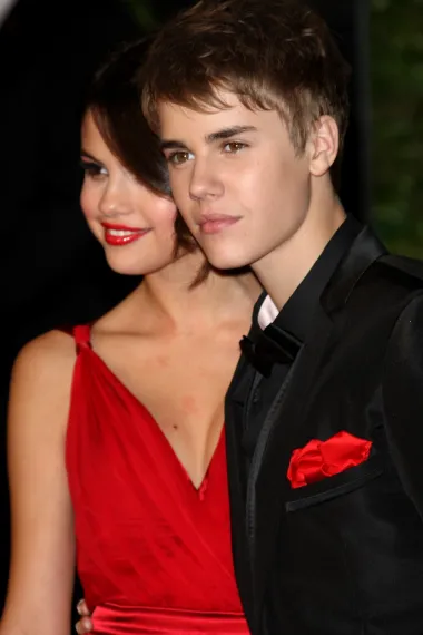 Prije no što je Justin završio u sretnom braku s manekenkom Hailey Baldwin, bio je u vezi s kolegicom glazbenicom Selenom Gomez. Naime, par je bio u vezi dugi niz godina, a zajedno su proveli i formativno teen razdoblje života. Oboje velike zvijezde od rane mladosti, bili su si podrška u izazovnim trenucima – ili je tako bilo barem neko vrijeme. Prohodali su davne 2011. godine, a ono što im je bio poseban problem u vezi je bilo zadržavanje &apos;prljavog veša&apos; samo za sebe. Tako su se stalno povlačili po medijima s međusobnim optužbama za plagiranje, varanje i izdaje – a ono što je najgore je to da su nekoliko puta i prekidali, ali se opet i mirili. Na kraju je njihovoj vezi došao kraj nakon sedam godina stalnih prekida i mirenja, a kada se Justin odlučio vjenčati s Hailey, Selena je dodatno dobila živčani slom zbog te vijesti. 