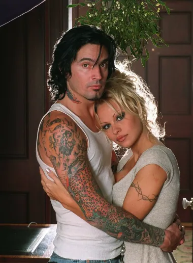 Pamela Anderson i Tommy Lee su bili kultni par 1990-ih. Upoznali su se 1994. i odlučili se vjenčati nakon samo četiri dana poznanstva. Pobjegli su u Meksiko i uplovili u bračnu luku sami na plaži, a razmijenili su i bočice s vlastitom krvlju kao zavjetom ljubavi. Također, istetovirali su si međusobna imena na prste, umjesto nošenja vjenčanog prstenja. Ipak, oko 1998. stvari su krenule nizbrdo nakon što je Lee uhićen zbog fizičkog nasrtaja na Pamelu dok je u naručju držala njihovog novorođenog sina. Lee je završio na sudu zbog nasilja u obitelji, posjedovanja nezakonitog oružja i nasilja nad djetetom. Nakon tog ekscesa, par se razveo, a Pamela je dobila skrbništvo nad njihova dva sina. Iako su prošle već godine otkako je ovaj par bio aktualan, ove godine je prema njihovoj burnoj ljubavnoj priči snimljena i serija pod naslovom &quot;Pam &amp; Tommy&quot;, a glavne uloge utjelovili su Lily James i Sebastian Stan.