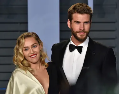 Miley Cyrus bila je dugogodišnja ljubav prezgodnog Australca Liama Hemswortha, no u njihovom odnosu nikada nije sve išlo baš glatko. Naime, par je priznao da je zajedno 2010. godine, no već iste godine došlo je do prvih šuškanja o njihovu prekidu. Takva se dinamika odnosa nastavila sve do njihovog konačnog kraha veze, odnosno braka 2020. godine. Dakle, prvi puta su se zaručili 2012., da bi samo par mjeseci kasnije prekinuli zbog navodne Liamove prevare. Onda su se opet vratili jedno drugome, pa opet prekinuli, a na kraju su se i vjenčali u zimu 2018. godine. Ipak, nakon manje od godinu dana braka razveli su se i međusobno optuživali za gnjusno ponašanje – Liam je tvrdio da ga je Miley varala s kim je stigla, a ona je pak tvrdila da je uzrok razvodu njegova ovisnost o alkoholu. 