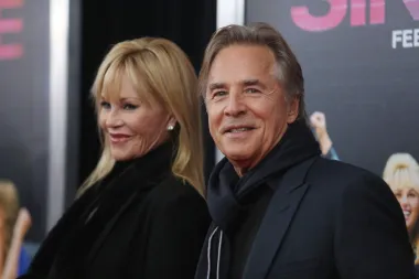 U sedamdesetim i osamdesetim godinama, ljubav između Melanie Griffith i Dona Johnsona bila je glavna tema. Slavni par se vjenčao 1976., da bi se šest mjeseci kasnije razveli i nastavili dalje sa svojim životima. Melanie se 1982. udala za glumca Stevea Bauera i dobila sina Alexandera, no pet godina kasnije se razvela i od njega. A onda je uslijedilo neočekivano - 1989. Melanie se vratila Donu, ponovno se udala za njega i rodila mu kćer Dakotu, danas poznatu glumicu. Ipak, 1996. su se razveli po drugi put, no ostali su u prijateljskim odnosima i velika su podrška svojoj kćeri.