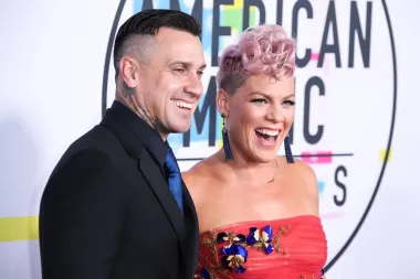 Pink i njezin suprug Carey Hart prekidali su nekoliko puta, no danas su jači no ikad. Počeli su izlaziti 2001., a zatim su 2003. prekinuli na otprilike godinu dana. Ponovno su se vratili jedno drugome, a ona ga je zaprosila 2005. Godinu dana kasnije vjenčali su se, da bi se razveli nakon dvije godine. No, nije stalo na tome - 2009. objavili su da su ponovno zajedno, a za People su rekli da &quot;ponekad morate napraviti nekoliko koraka unatrag da biste krenuli naprijed&quot;. Danas su u braku i imaju dvoje djece, Willow i Jamesona.