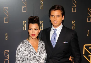 Iako je konačno stala pred oltar s Travisom Barkerom i čini se sretnija nego ikad, Kourtney Kardashian prekidala je i mirila se sa svojim bivšim dečkom i ocem svoje troje djece, Scottom Disickom. Od 2006. kada su prohodali, imali su turbulentan odnos, a kada su prekinuli 2015., Kourtney se navodno viđala s Justinom Bieberom. Krajem 2016. roditelji troje djece navodno su se vratili jedno drugome, no godinu dana kasnije postalo je očito da, iako nastavljaju zajedno odgajati svoju djecu, idu svatko svojim putem kada je u pitanju ljubav.