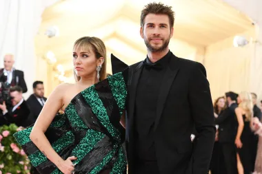 Romansa između Miley Cyrus i Liama Hemswortha trajala je otkako su se zaljubili tijekom snimanja filma &quot;Posljednja pjesma&quot; 2010. Mlade holivudske zvijezde tada su izlazile sve do prekida 2013. Miley su u međuvremenu povezivali s mnogim zvijezdama, što muškarcima, što ženama, no 2016. odlučila je vratiti se Liamu. Vjenčali su se u prosincu 2018., a iako se tada sve činilo bajno, u siječnju 2020. razveli su se i više nisu zajedno.