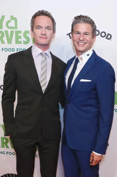 Zvijezda serije &quot;Kako sam upoznao vašu majku&quot;, Neil Patrick Harris, sa svojim je partnerom, također glumcem Davidom Burtkom, u vezi 18 godina. Iako je prije toga hodao sa ženama, Harris je 2006. izašao u javnost s tvrdnjom da je gay, a ubrzo nakon toga je potvrdio i vezu s glumcem, s kojim je danas sretniji nego ikad - 2014. godine su se oženili, a 2010. dobili blizance uz pomoć surogat majke.