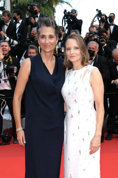 Glumica Jodie Foster ne voli govoriti o svom privatnom životu, pa tako ni o svojoj seksualnoj orijentaciji, no poznato je da je već devet godina s fotografkinjom Alexandrom Hedison, s kojom se oženila 2014. nakon malo više od godinu dana veze. Nerijetko se pojavljuju zajedno na crvenim tepisima i jedna su drugoj velika podrška.