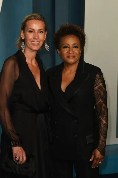 Komičarka Wanda Sykes nekoliko je godina bila u braku s bivšim suprugom Daveom Hallom, no 2008. je u javnosti priznala da je lezbijka na skupu istospolnih brakova u Las Vegasu. Mjesec dana ranije Sykes se oženila sa svojom suprugom Alex Niedbalski koju je upoznala 2006., a s kojom je već 16 godina. Zajedno su vrlo sretne, a u travnju 2009. postale su roditelji, kada je Niedbalski rodila blizance, Oliviju i Lucasa.